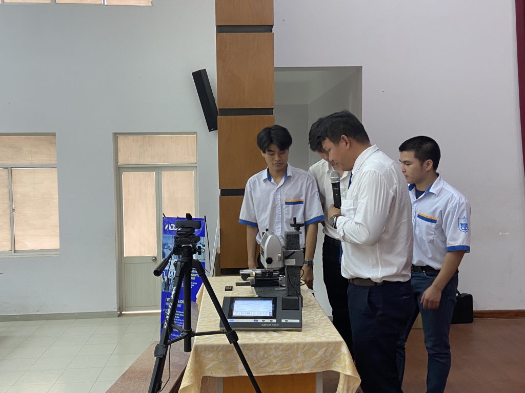 Các thầy cô và các bạn sinh viên Trường Đại học Giao thông Vận tải TP. Hồ Chí Minh đã tham gia rất đông buổi "Hội thảo chuyên đề về dung sai- đo lường- các thiết bị đo" do Accretech tổ chức. 
