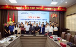 Accretech-chup-anh-luu-niem-cung-nha-truong-va-cac-ban-sinh-vien