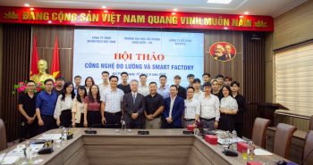 Accretech-chup-anh-luu-niem-cung-nha-truong-va-cac-ban-sinh-vien