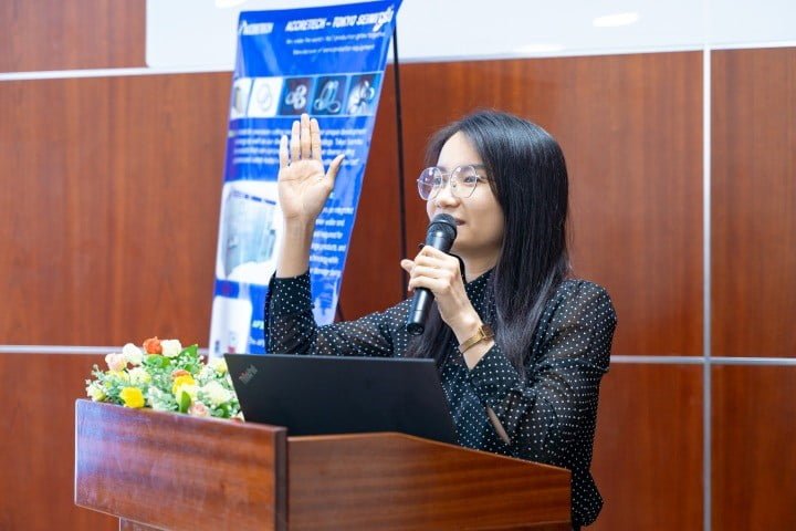 Chị Huỳnh Bảo Yến giới thiệu đến các bạn sinh viên về công nghệ bán dẫn 