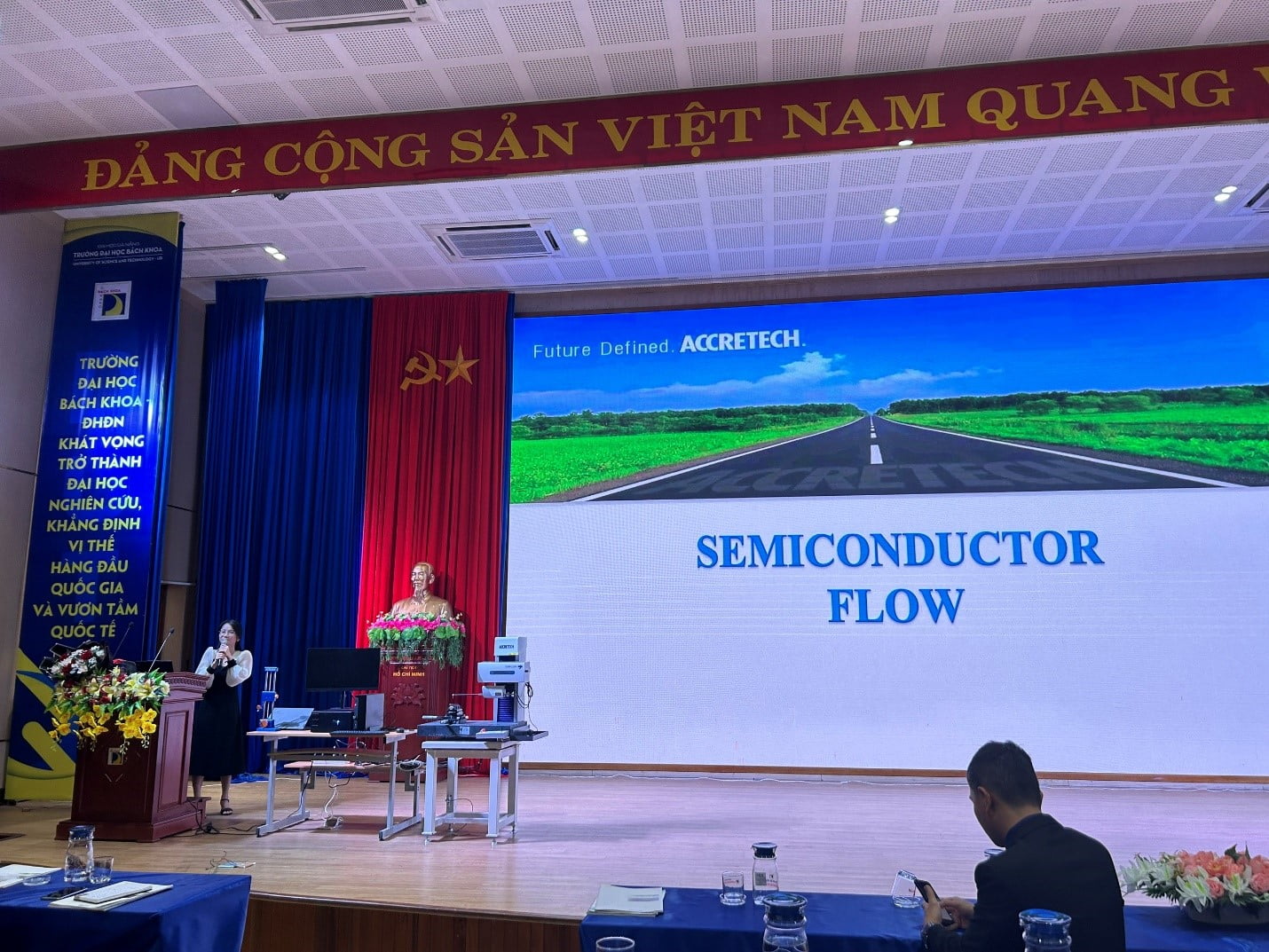 Chị Huỳnh Bảo Yến giới thiệu đến các bạn sinh viên về công nghệ bán dẫn 