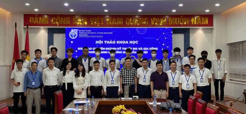 Dai-dien-hai-ben-cung-cac-sinh-vien-chup-anh-luu-niem1.jpg-1 Dai-dien-hai-ben-cung-cac-sinh-vien-chup-anh-luu-niem1.jpg-1