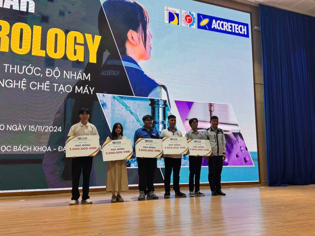Ông Phạm Văn Tình – Trưởng phòng Kinh doanh đại diện Công ty TNHH Accretech Việt Nam trao tặng 5 suất học bổng khuyến khích học tập cho sinh viên Khoa Cơ khí