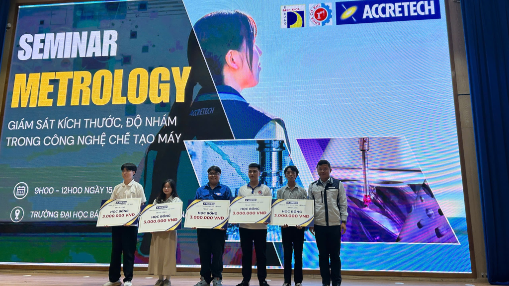 Ông Phạm Văn Tình – Trưởng phòng Kinh doanh đại diện Công ty TNHH Accretech Việt Nam trao tặng 5 suất học bổng khuyến khích học tập cho sinh viên Khoa Cơ khí