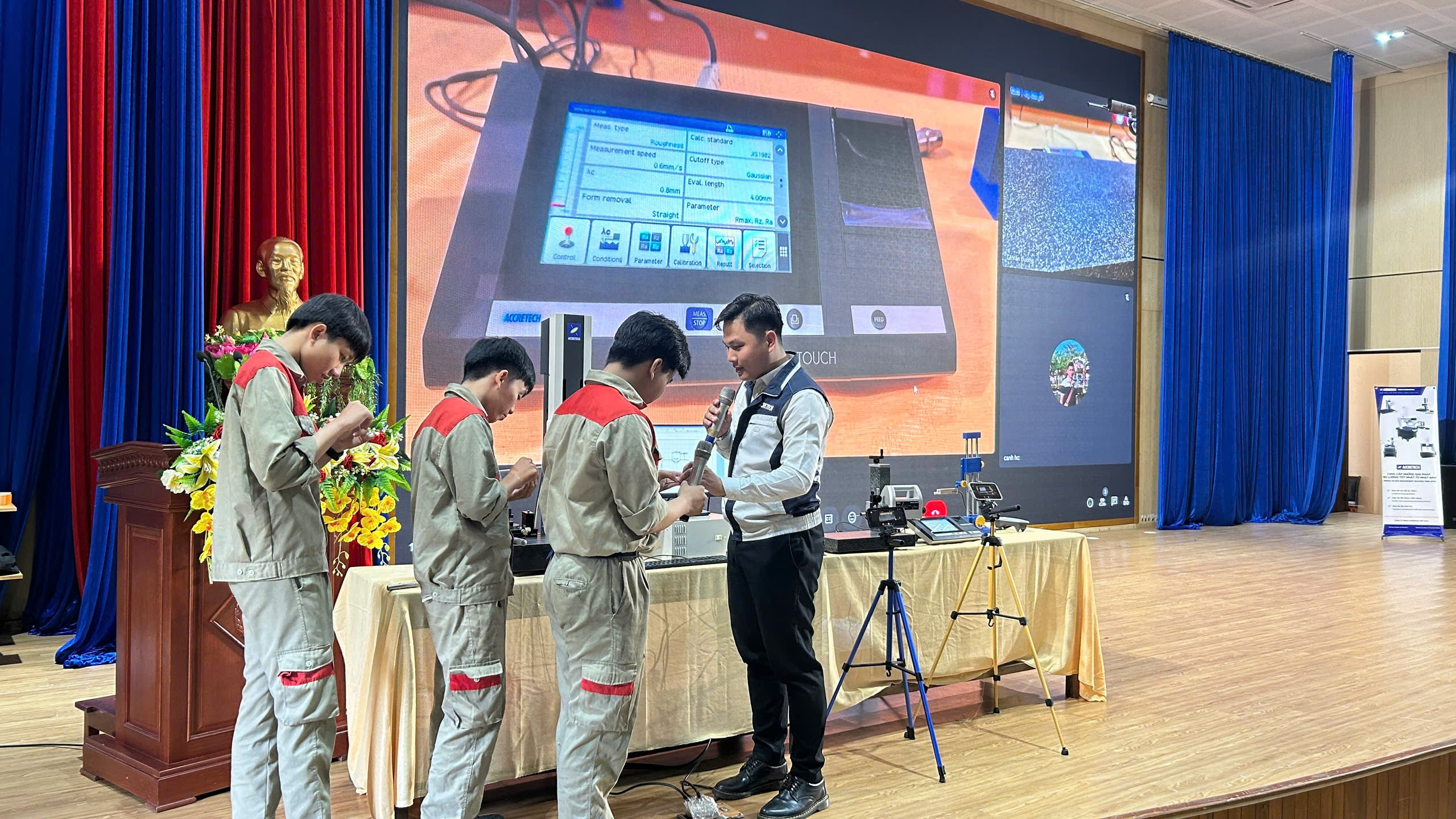 Kỹ sư Accretech Việt Nam hỗ trợ hướng dẫn sinh viên Khoa Cơ khí thực hành đo trên máy trưng bày của hãng