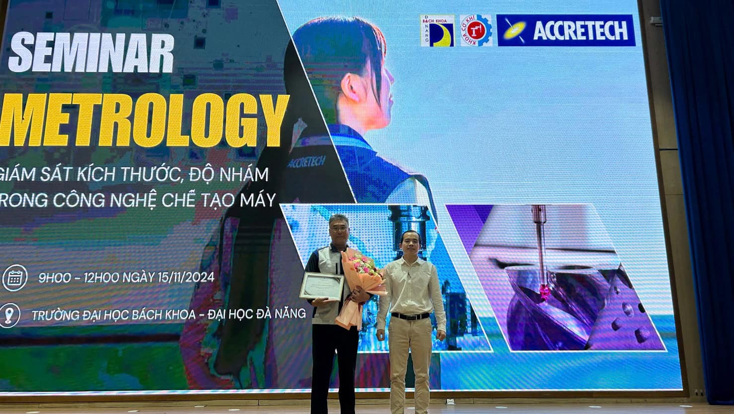 TS. Hoàng Văn Thạnh – Phó trưởng Khoa Cơ khí trao tặng hoa cho đại diện Công ty TNHH Accretech Việt Nam