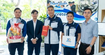 Đại diện hai bên chụp hình lưu niệm-HUTECH