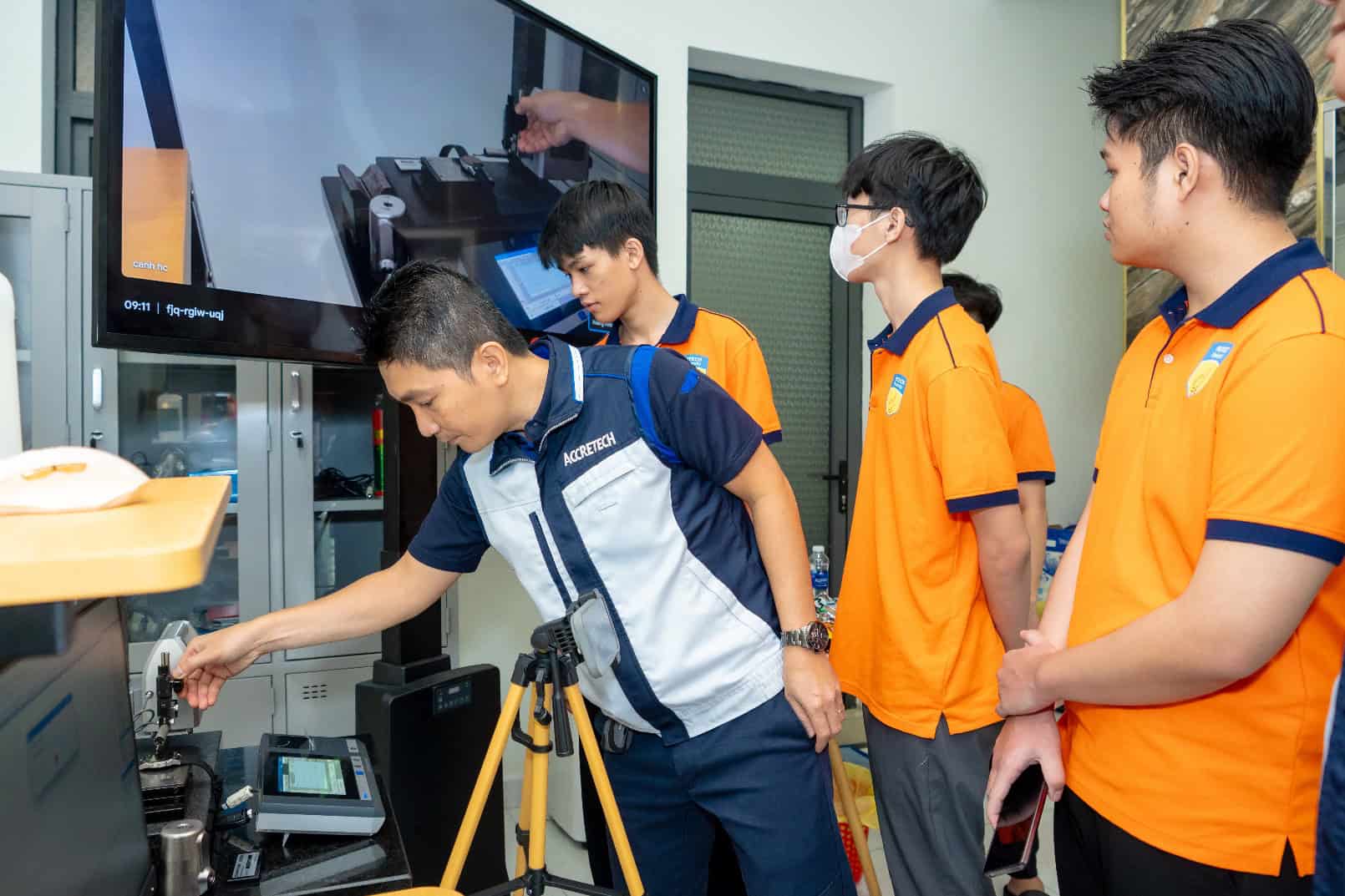  Ông Hồ Cao Cảnh thao tác mẫu trên máy đo