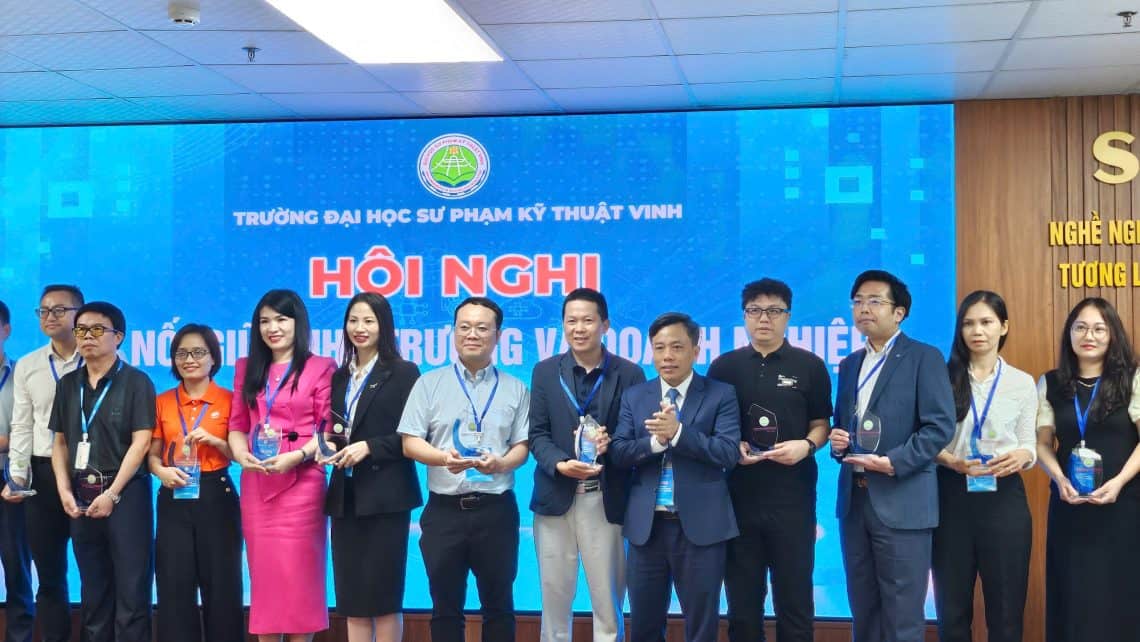 Nhà trường trao tặng biểu trưng kỉ niệm cho Doanh nghiệp