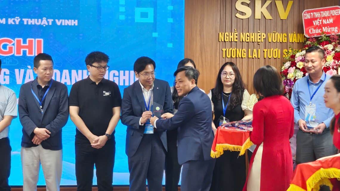 Nhà trường trao tặng biểu trưng kỉ niệm cho Doanh nghiệp