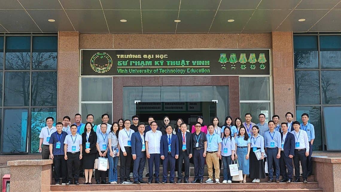 Nhà trường và các Doanh nghiệp chụp ảnh lưu niệm