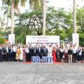 Đại diện các doanh nghiệp tham dự Hội thảo chụp hình lưu niệm cùng nhà trường