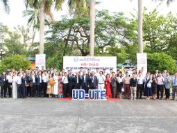 Đại diện các doanh nghiệp tham dự Hội thảo chụp hình lưu niệm cùng nhà trường