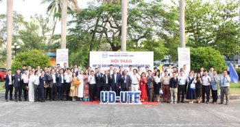 Đại diện các doanh nghiệp tham dự Hội thảo chụp hình lưu niệm cùng nhà trường