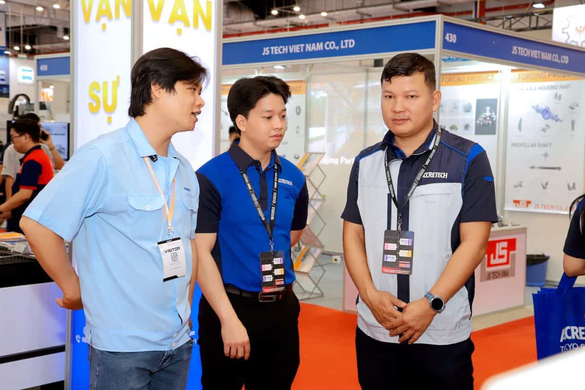 Hình ảnh đội ngũ Accretech đang tư vấn cho khách hàng