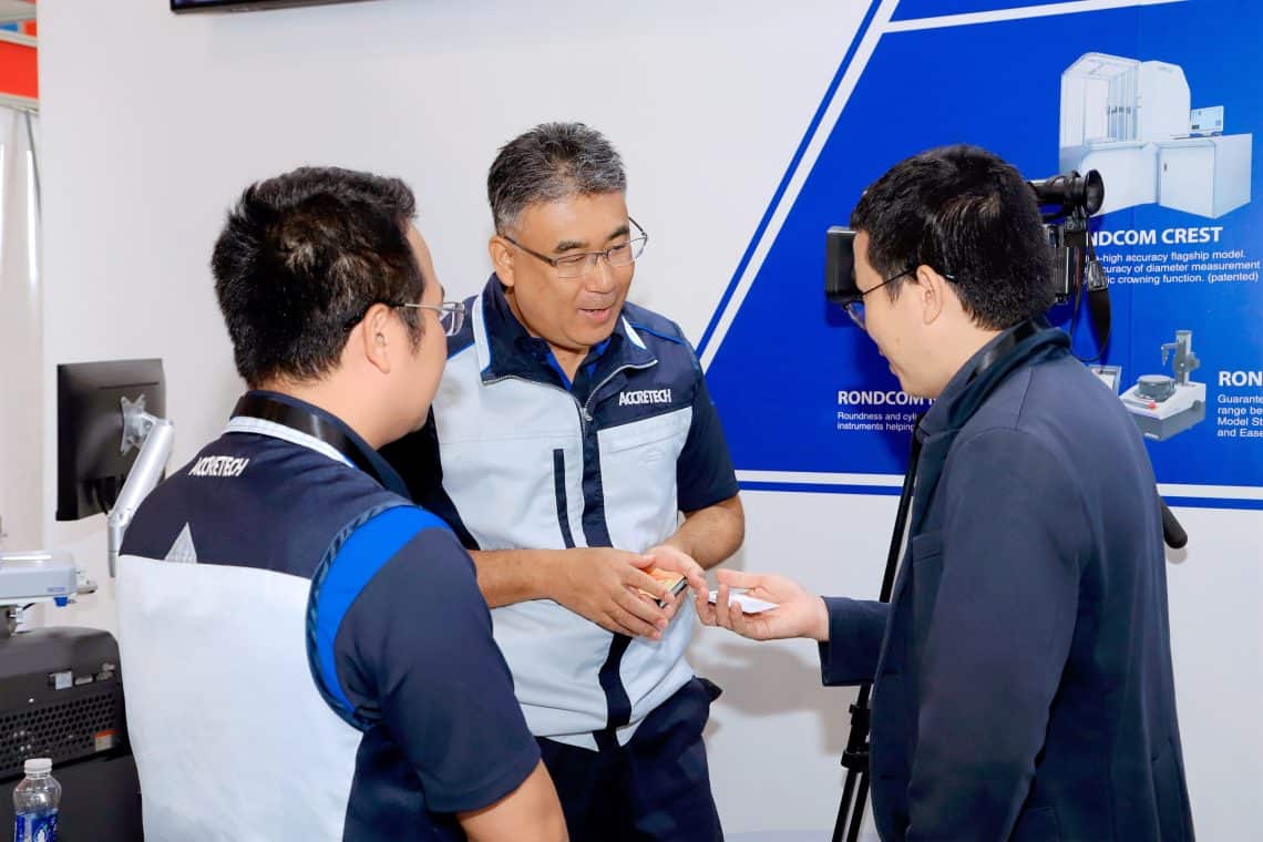Hình ảnh đội ngũ Accretech đang tư vấn cho khách hàng