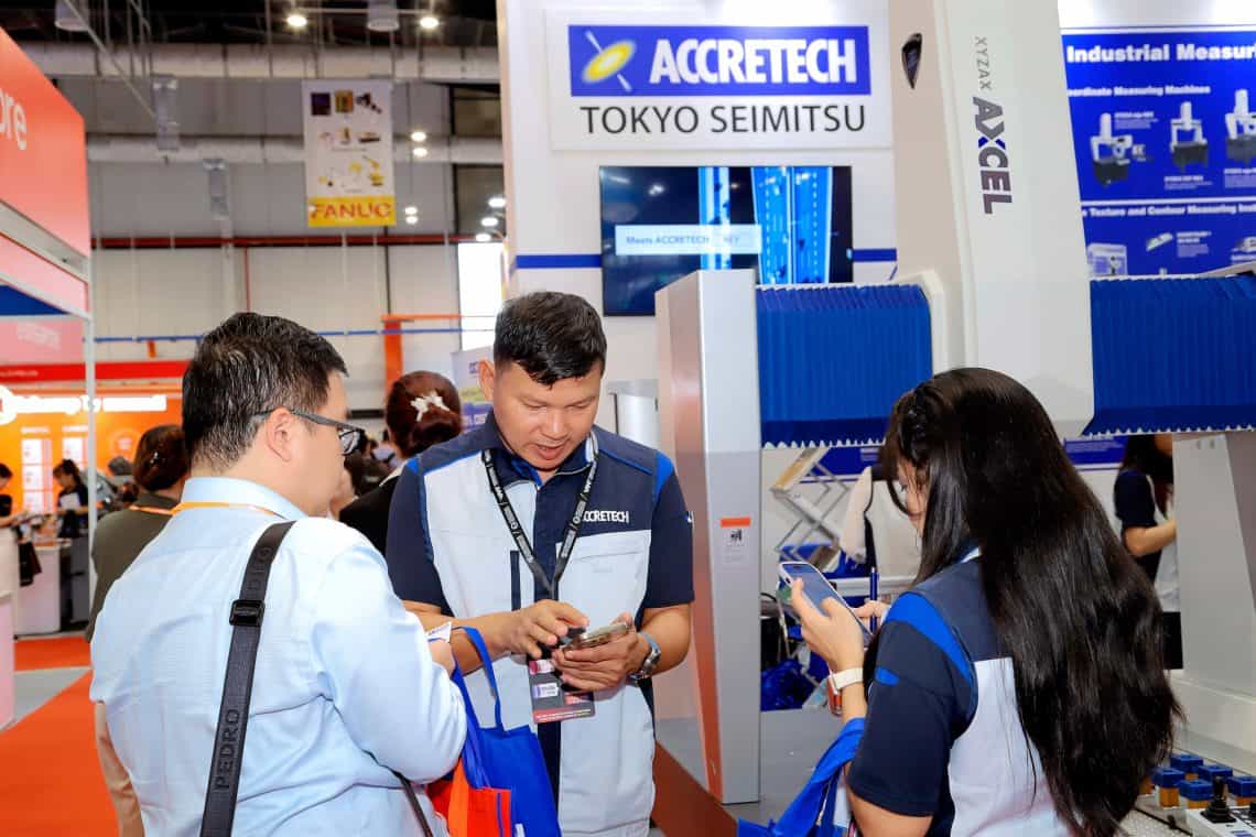 Hình ảnh đội ngũ Accretech đang tư vấn cho khách hàng