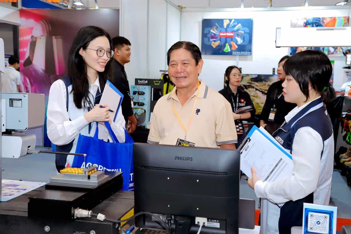 Hình ảnh đội ngũ Accretech đang tư vấn cho khách hàng