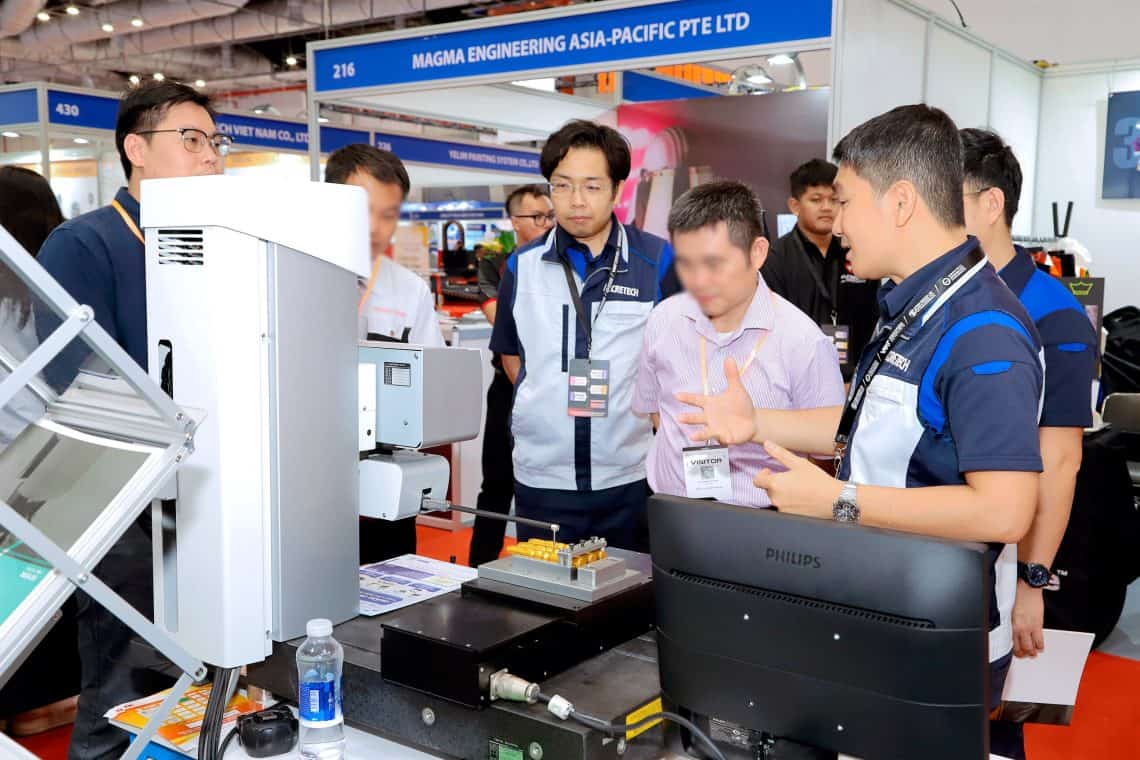 Hình ảnh khách hàng đang trải nghiệm demo thiết bị tại gian hàng Accretech