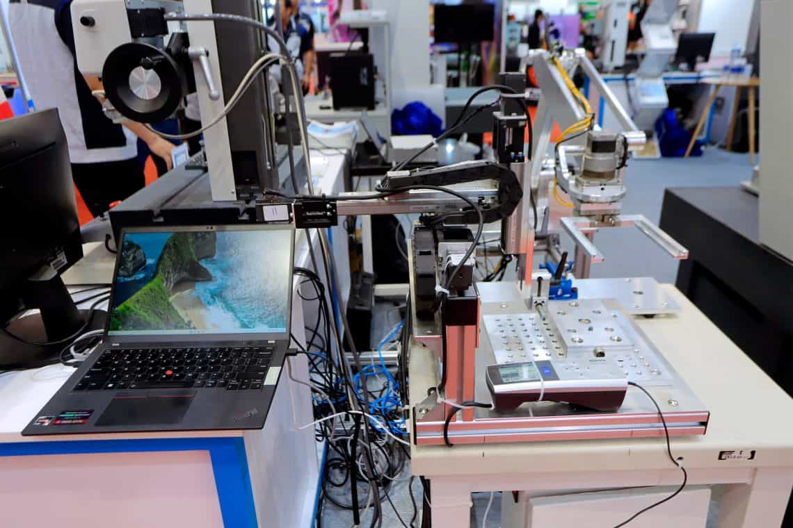 Hình ảnh mô hình cánh tay robot kết hợp thiết bị đo lường tại gian hàng Accretech