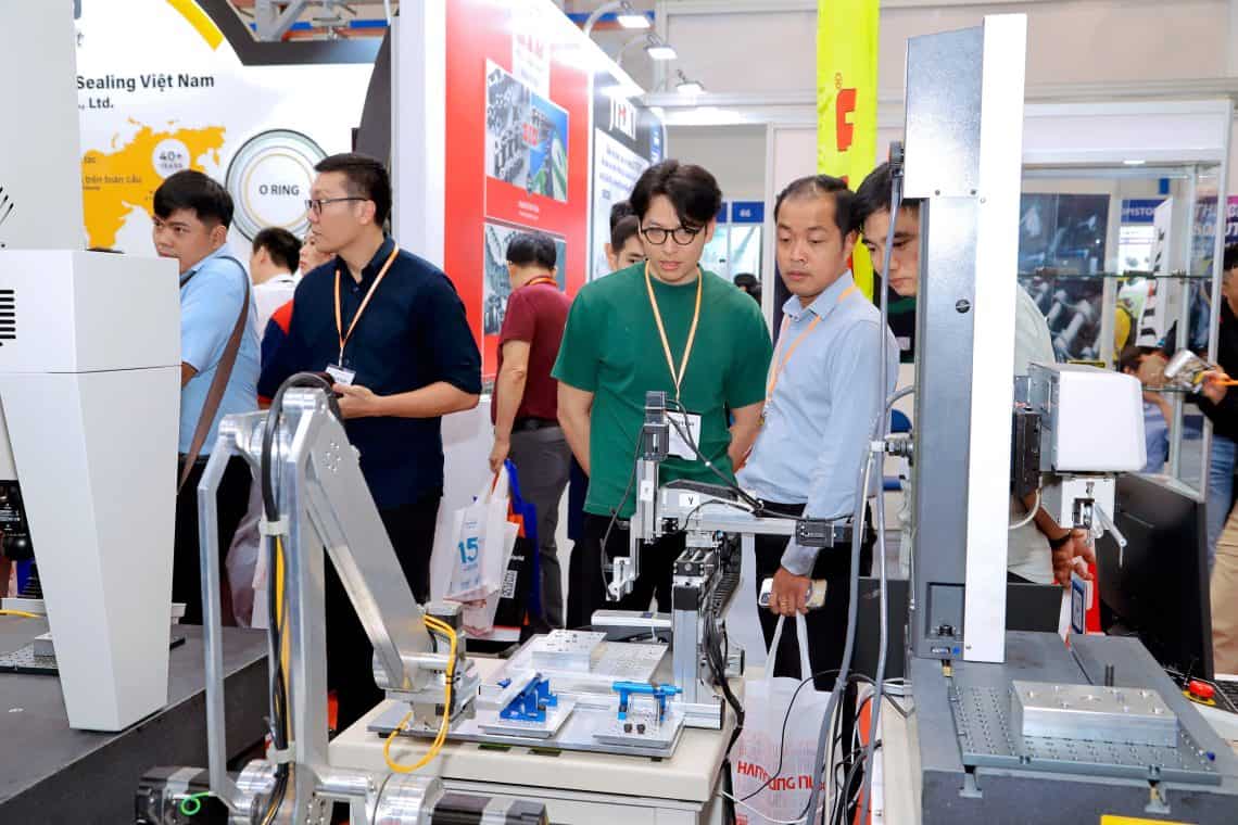 Hình ảnh mô hình cánh tay robot kết hợp thiết bị đo lường tại gian hàng Accretech