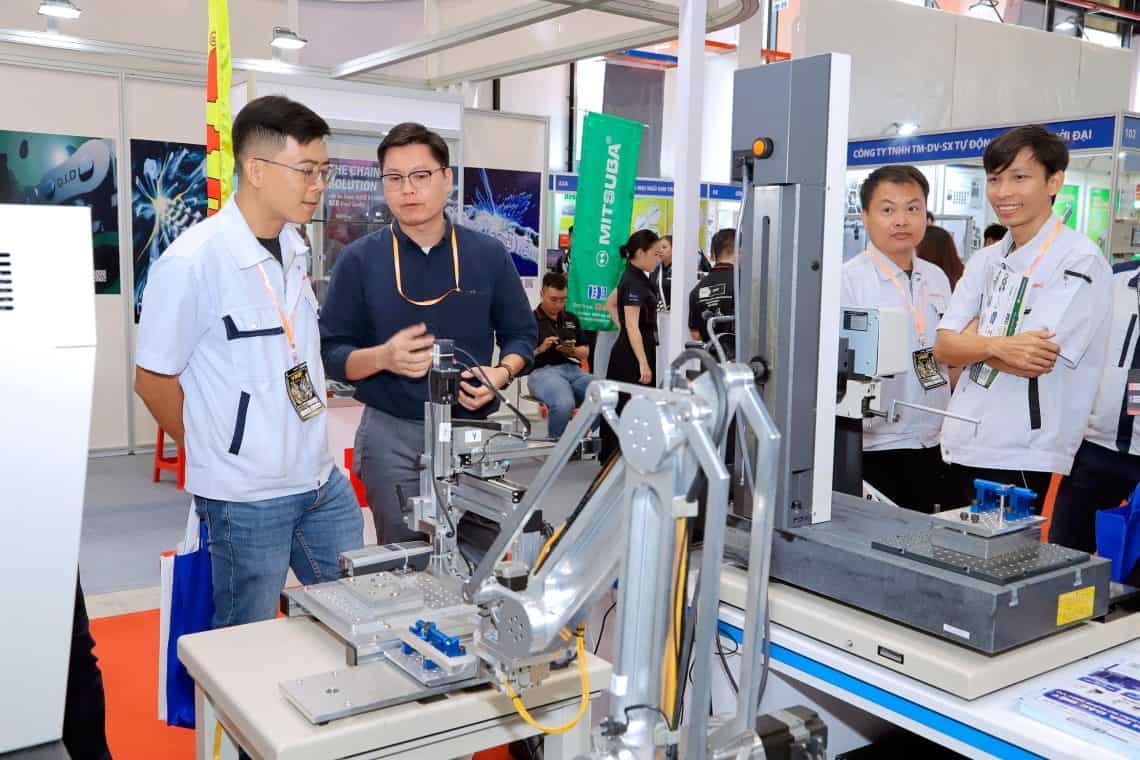 Hình ảnh mô hình cánh tay robot kết hợp thiết bị đo lường tại gian hàng Accretech