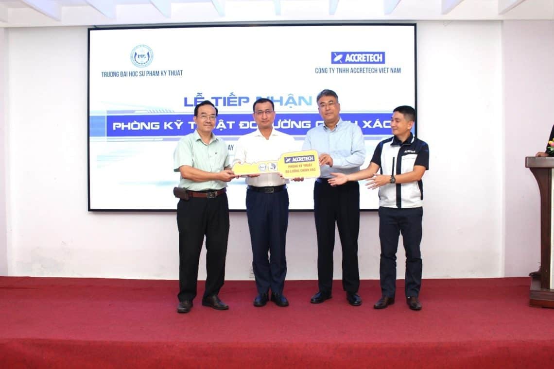 Đại diện Công ty TNHH Accretech Việt Nam trao chìa khóa tượng trưng của Phòng Kỹ thuật Đo lường Chính xác cho nhà trường
