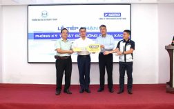 Đại diện Công ty TNHH Accretech Việt Nam trao chìa khóa tượng trưng của Phòng Kỹ thuật Đo lường Chính xác cho nhà trường.