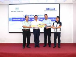 Đại diện Công ty TNHH Accretech Việt Nam trao chìa khóa tượng trưng của Phòng Kỹ thuật Đo lường Chính xác cho nhà trường.