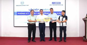 Đại diện Công ty TNHH Accretech Việt Nam trao chìa khóa tượng trưng của Phòng Kỹ thuật Đo lường Chính xác cho nhà trường.