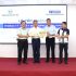 Đại diện Công ty TNHH Accretech Việt Nam trao chìa khóa tượng trưng của Phòng Kỹ thuật Đo lường Chính xác cho nhà trường.