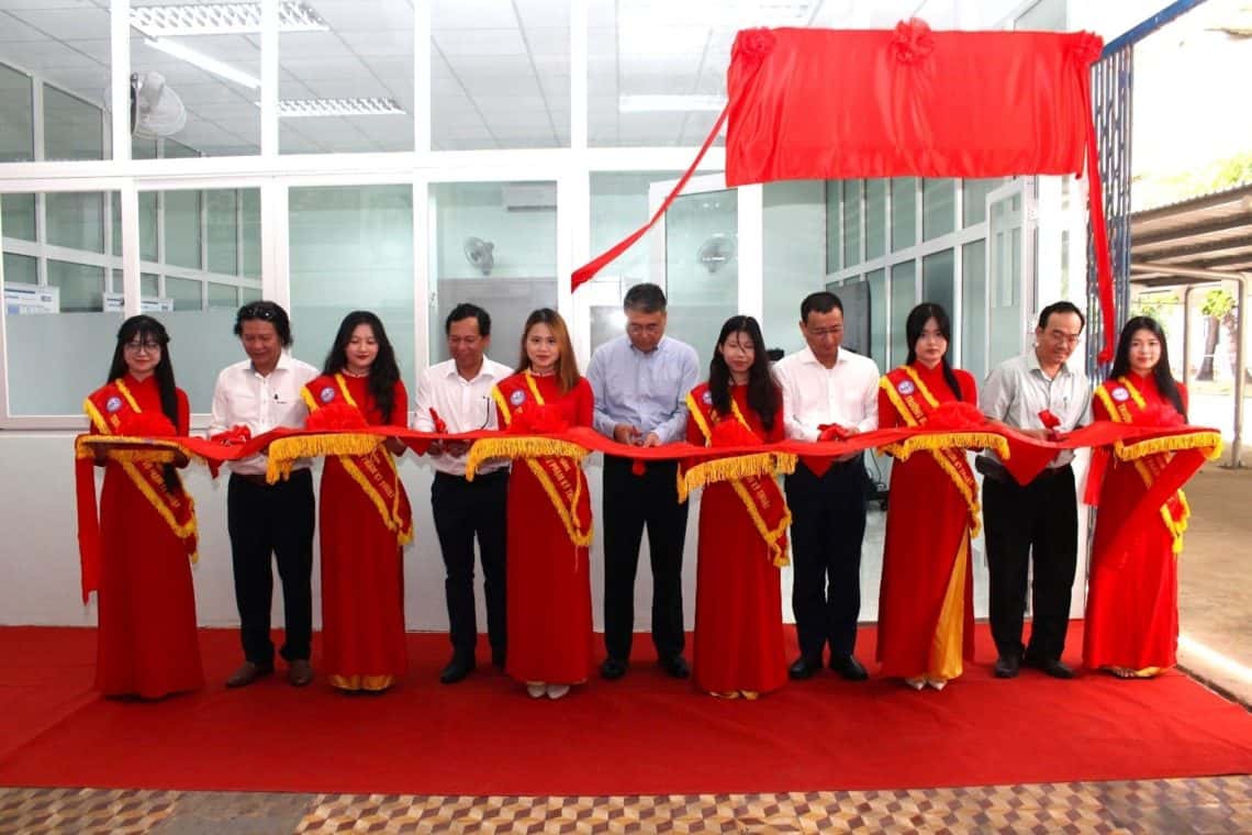 Đại diện hai bên cắt băng khánh thành Phòng Kỹ thuật Đo lường Chính xác