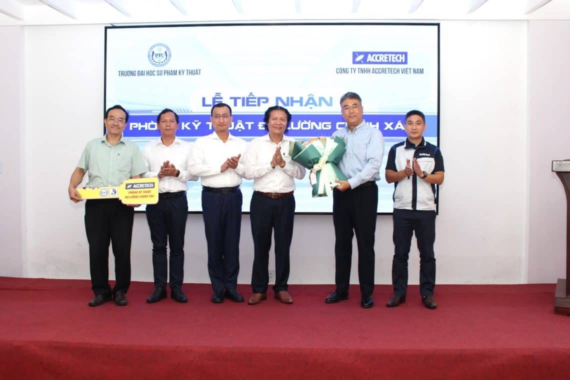 Lãnh đạo nhà trường tặng hoa cảm ơn Công ty TNHH Accretech Việt Nam.