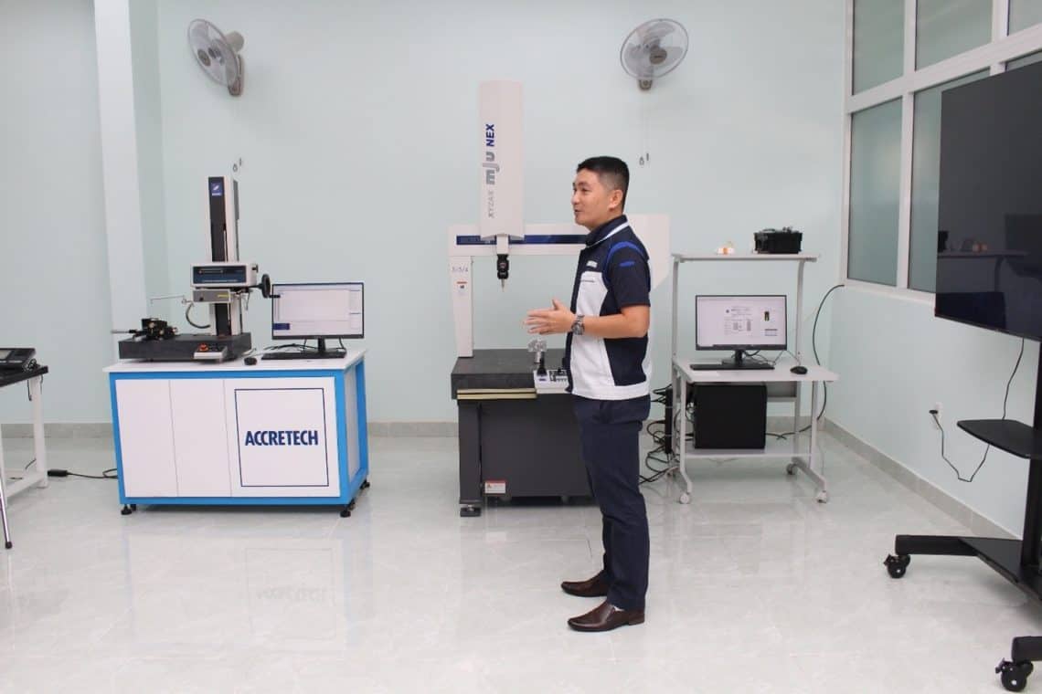 Ông Hồ Cao Cảnh giới thiệu các thiết bị đo lường.