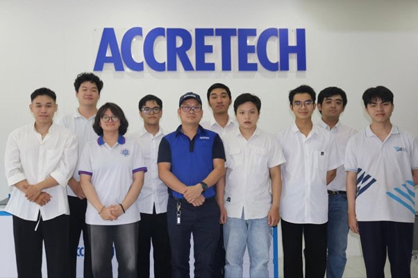 : Sinh viên Đại học Bách Khoa và Sư phạm Kỹ thuật chụp ảnh lưu niệm cùng đại diện nhân sự cấp cao của Accretech Việt Nam sau kỳ thực tập