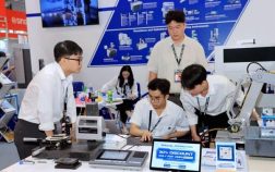 Sinh viên thực tập thao tác kỹ thuật với cánh tay robot tại triển lãm VIMF Bình Dương 2025.