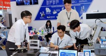 Sinh viên thực tập thao tác kỹ thuật với cánh tay robot tại triển lãm VIMF Bình Dương 2025.