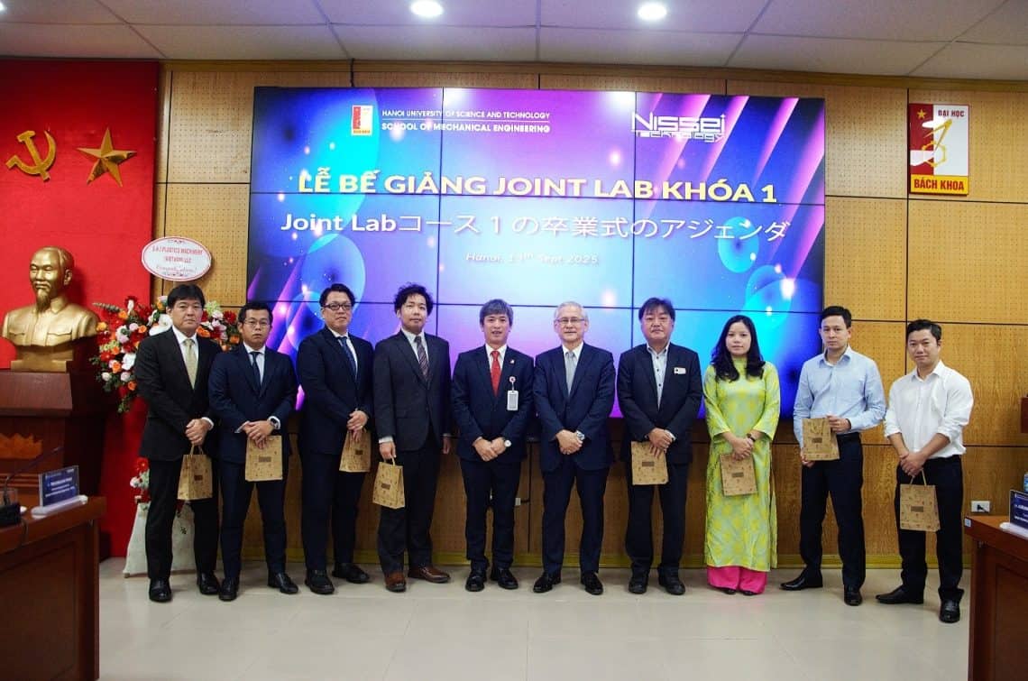 Đại diện các doanh nghiệp chụp hình lưu niệm. Ảnh: SME