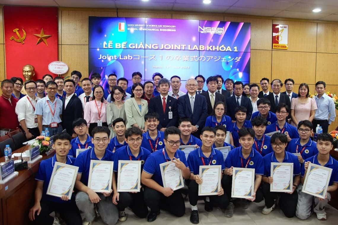 Đại diện các doanh nghiệp chụp hình lưu niệm cùng Nhà trường và sinh viên. Ảnh: SME