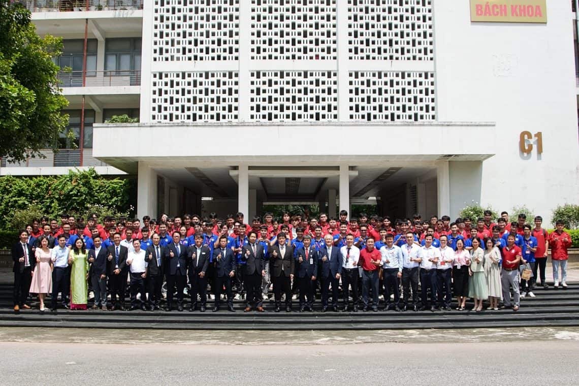 Đại diện các doanh nghiệp chụp hình lưu niệm cùng Nhà trường và sinh viên. Ảnh: SME