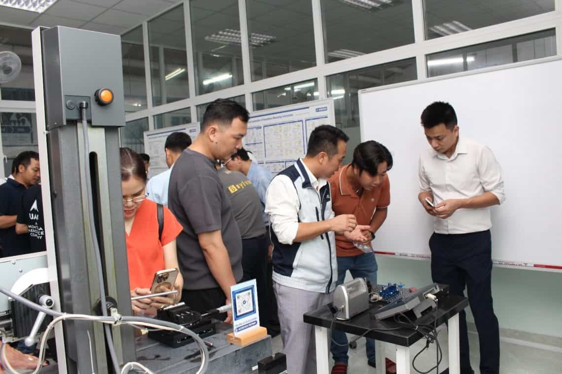 Một số hình ảnh tham quan Phòng Kỹ thuật đo lường chính xác. Ảnh: UTE