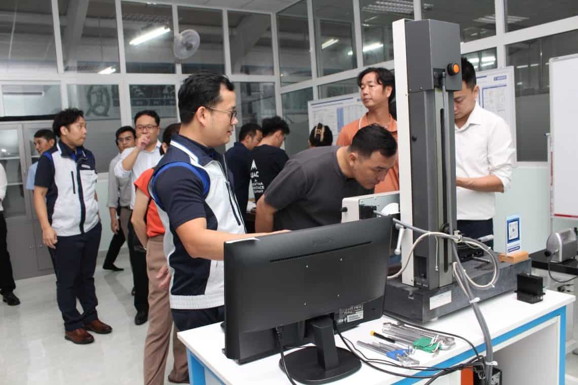 Một số hình ảnh tham quan Phòng Kỹ thuật đo lường chính xác. Ảnh: UTE