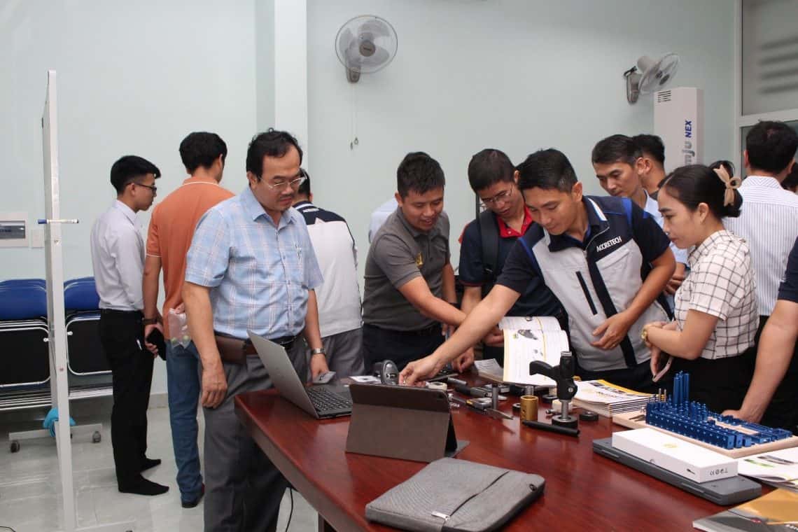 Một số hình ảnh tham quan Phòng Kỹ thuật đo lường chính xác. Ảnh: UTE