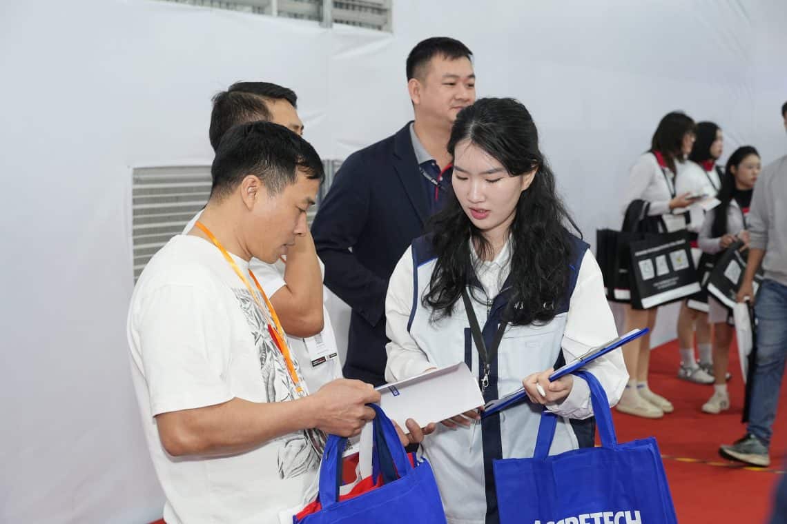 Accretech Việt Nam tư vấn khách tham quan. Ảnh: Accretech Việt Nam