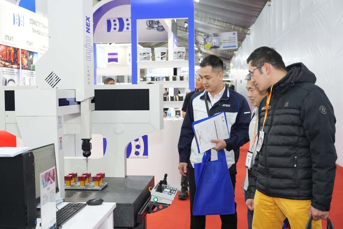 Accretech Việt Nam tư vấn khách tham quan. Ảnh: Accretech Việt Nam