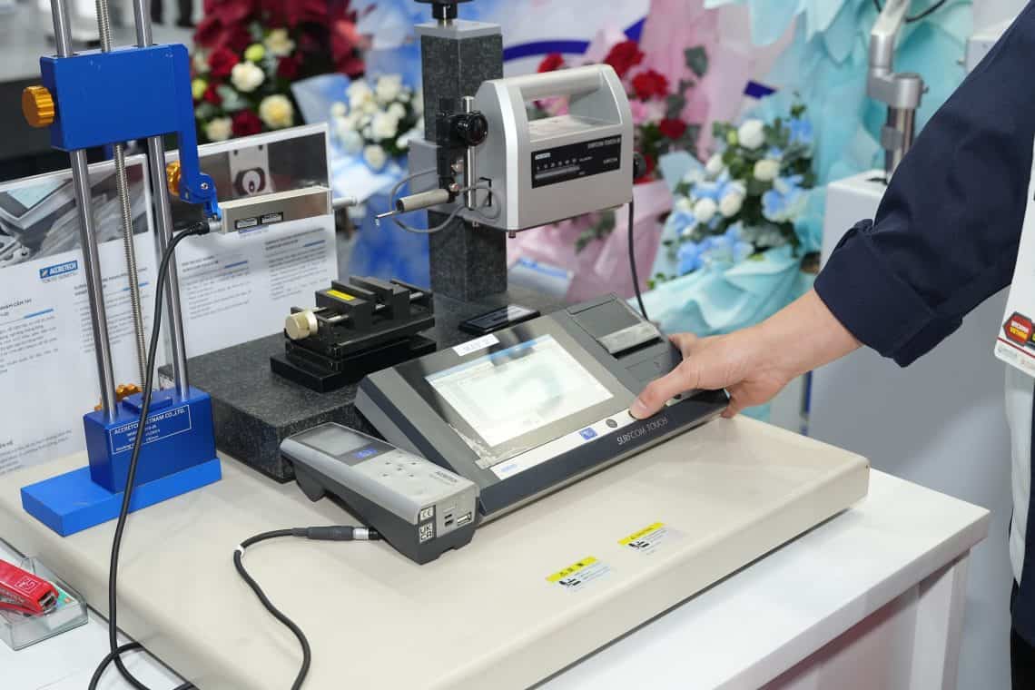 Máy đo độ nhám SURFCOM TOUCH 50, HANDYSURF+ 35. Ảnh: Accretech Việt Nam