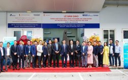 Đại biểu tham dự chụp hình lưu niệm tại Lễ Bàn giao trang thiết bị hỗ trợ Phòng thí nghiệm CNC Công nghệ.