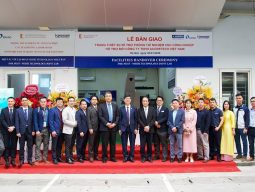 Đại biểu tham dự chụp hình lưu niệm tại Lễ Bàn giao trang thiết bị hỗ trợ Phòng thí nghiệm CNC Công nghệ.
