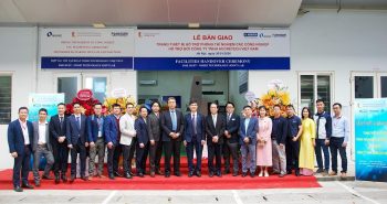 Đại biểu tham dự chụp hình lưu niệm tại Lễ Bàn giao trang thiết bị hỗ trợ Phòng thí nghiệm CNC Công nghệ.