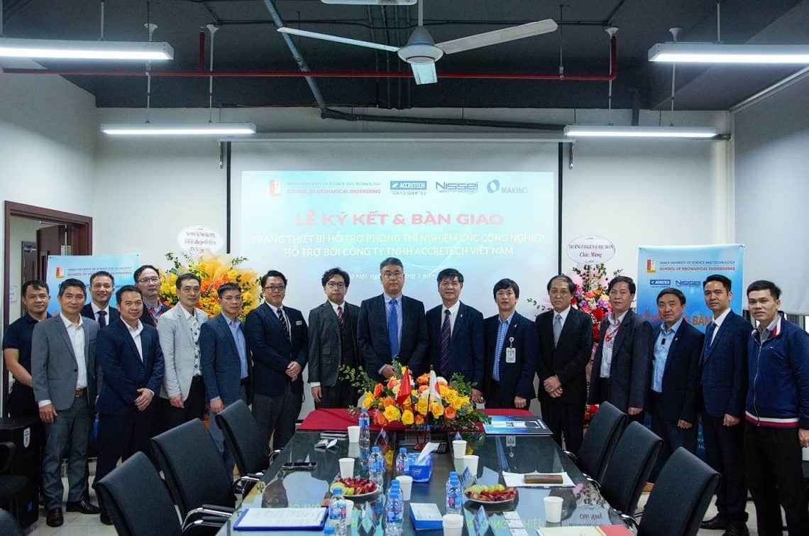 Toàn cảnh Lễ ký kết và bàn giao trang thiết bị tại hội trường. (Nguồn: HUST)